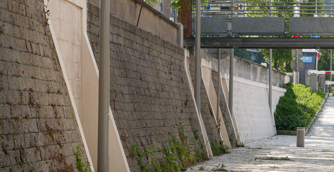 Mur maçonné de fond de quai